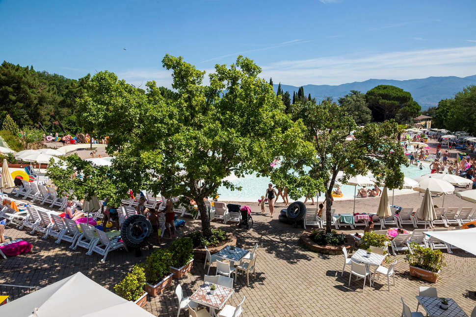 Een foto van het terras bij hu Norcenni Girasole Village