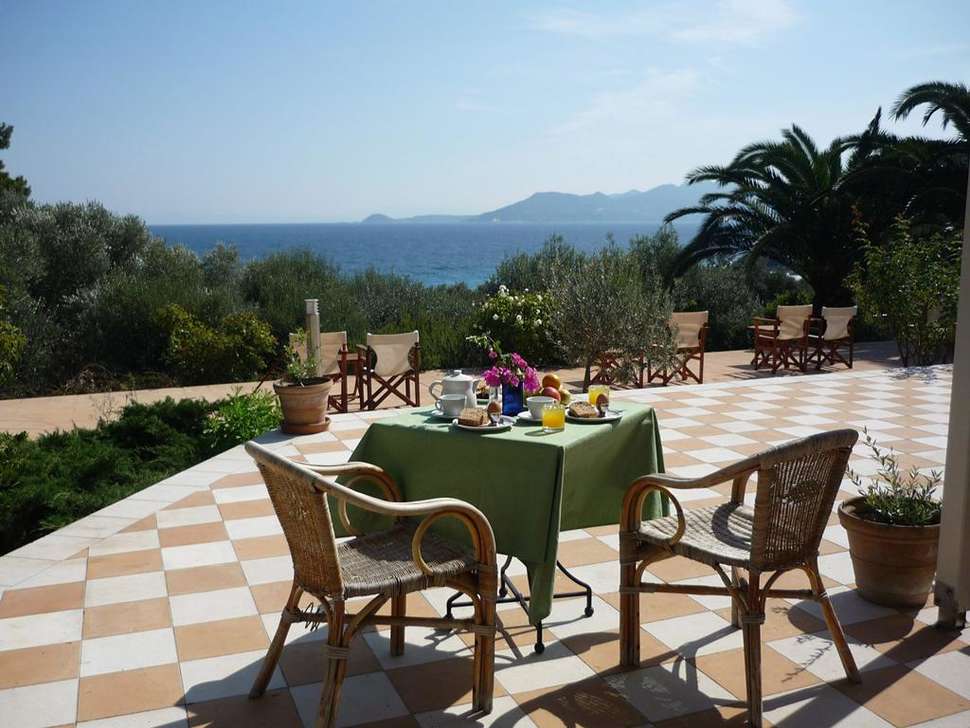 Een foto van het terras bij Armonia Bay Hotel