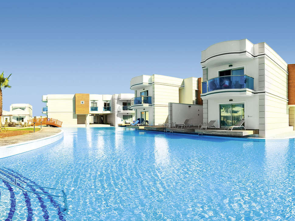 Een foto van het zwembad bij Aquasis De Luxe Resort & Spa