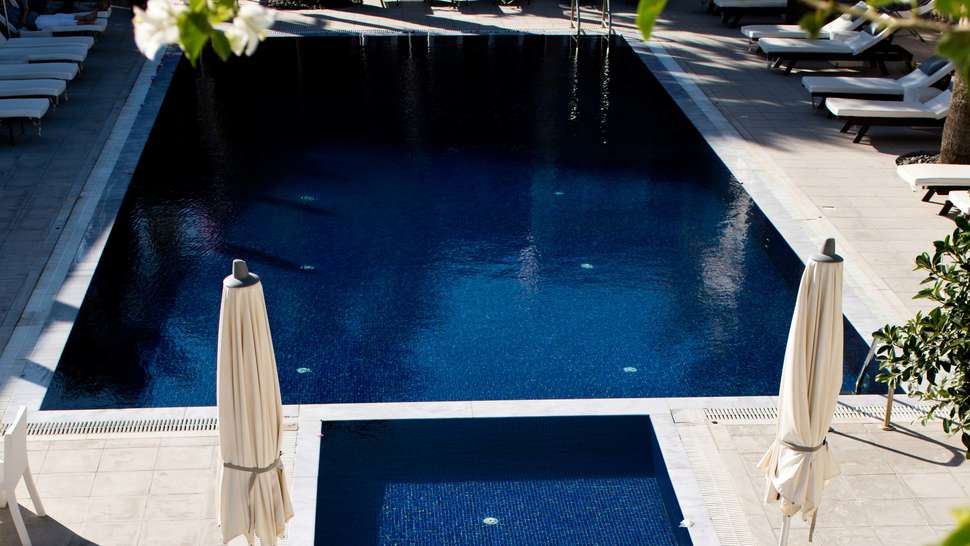 Ein Foto vom Pool im Rose Bay Hotel