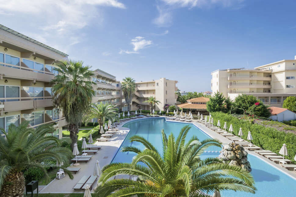 Een foto van het zwembad bij Sun Beach Resort