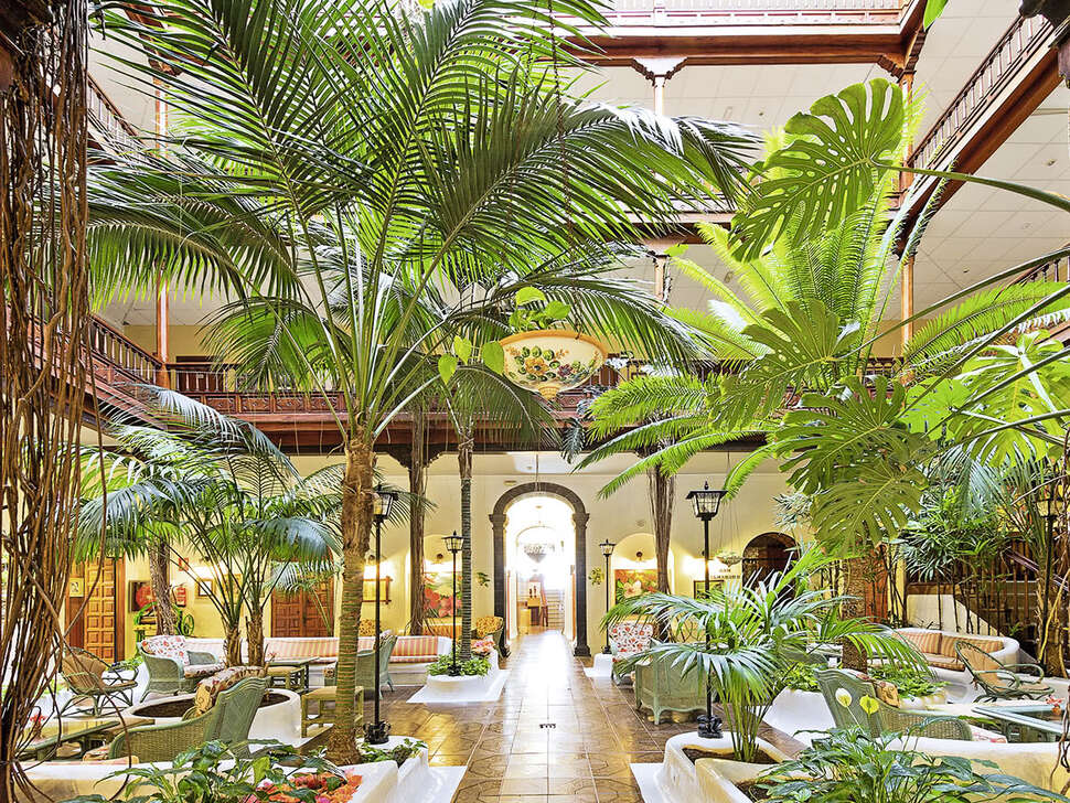 Een foto van het interieur van Hotel Monopol