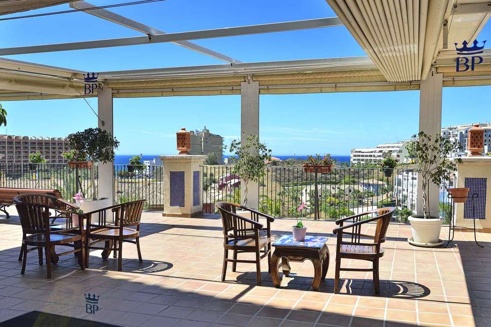 Een foto van het terras bij Hotel Spa Benalmadena Palace