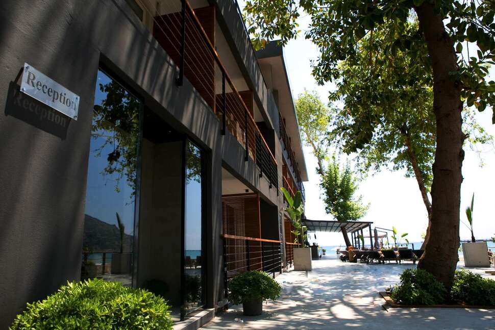 Een foto van de buitenkant van En Vie Beach Boutique Hotel