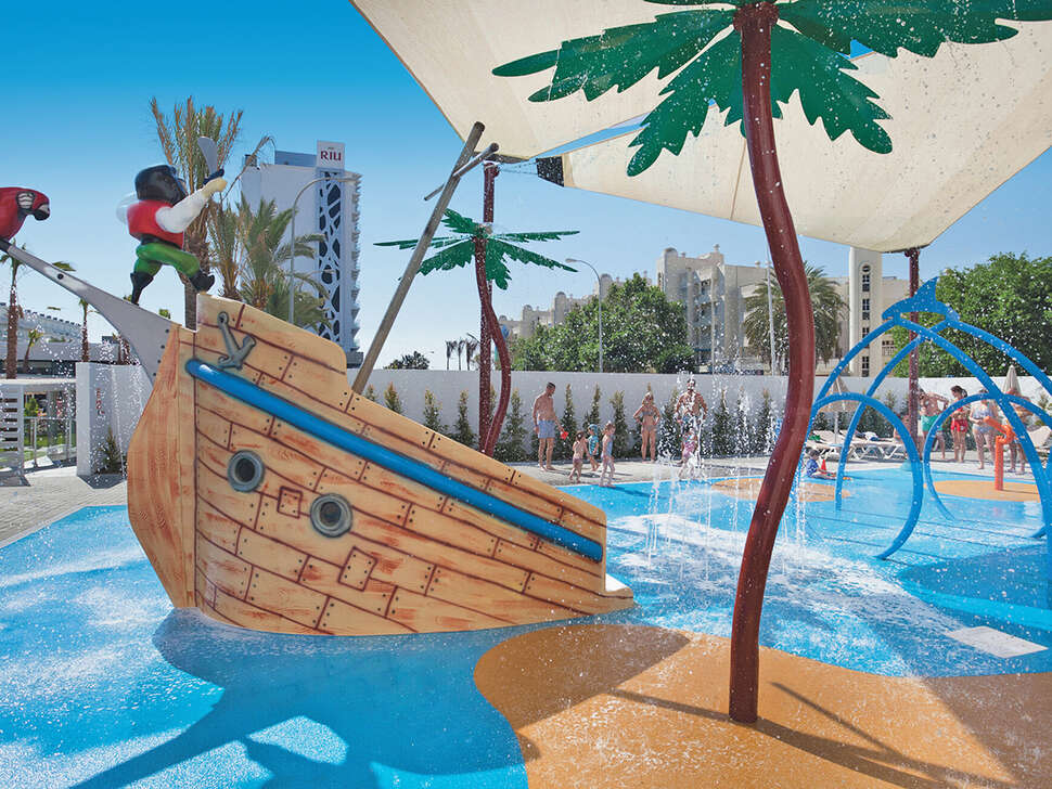 Een foto van het zwembad bij Riu Costa del Sol
