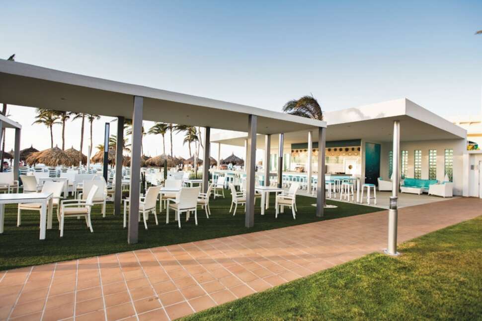 Een foto van het terras bij Riu Palace Antillas
