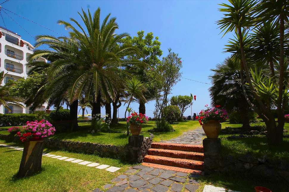 Ein Foto von der Terrasse im Delta Hotels Giardini Naxos