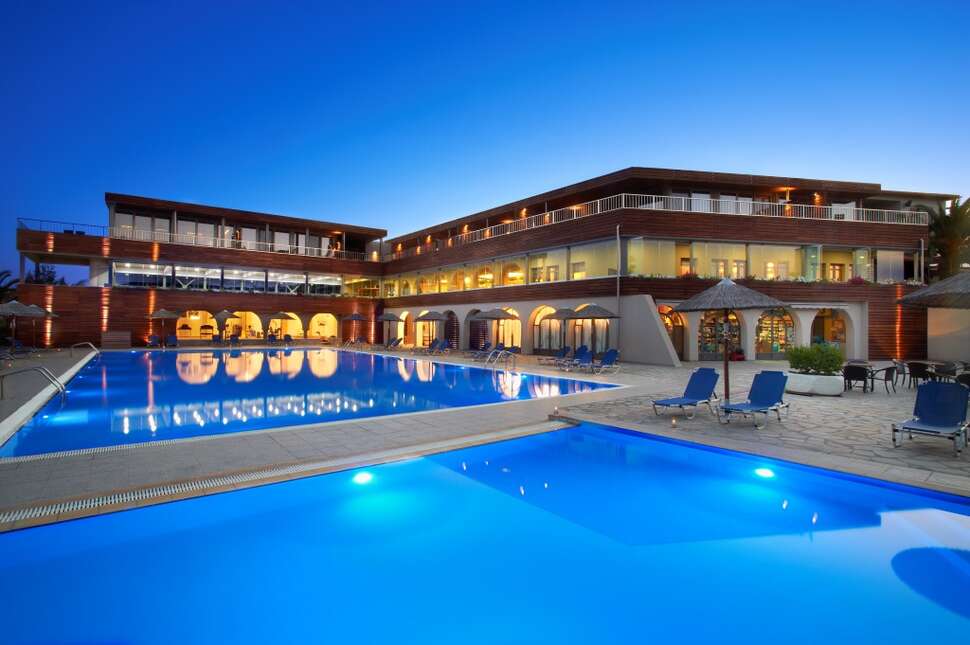 Een foto van het zwembad bij Blue Dolphin Hotel