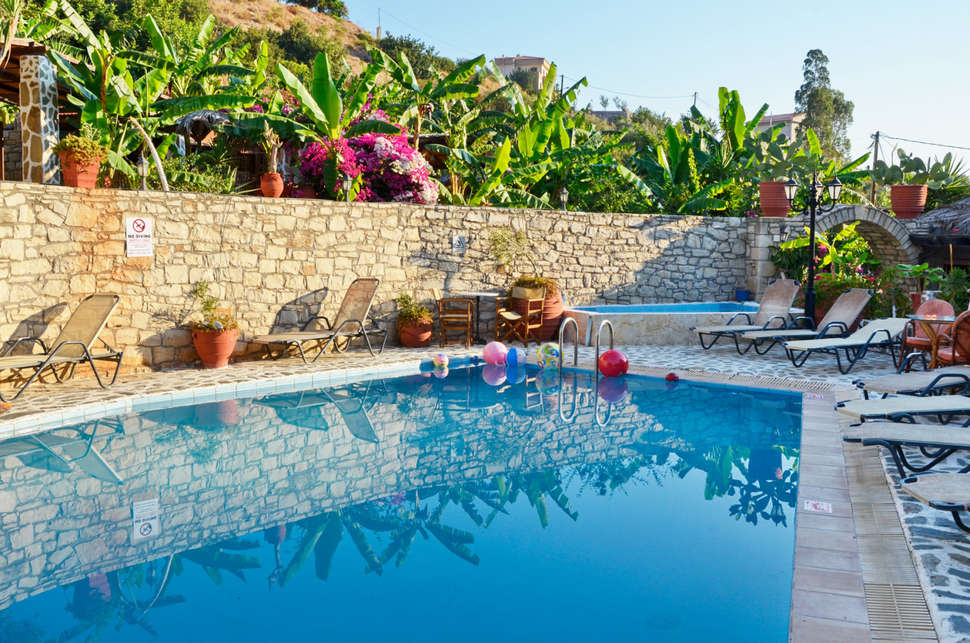 Ein Foto vom Pool im Stone Village Petrino Horio