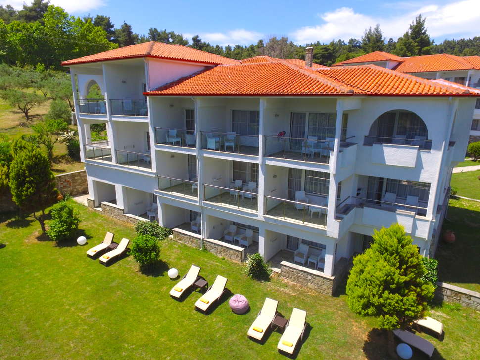 Een foto van de buitenkant van Alexander The Great Beach Hotel