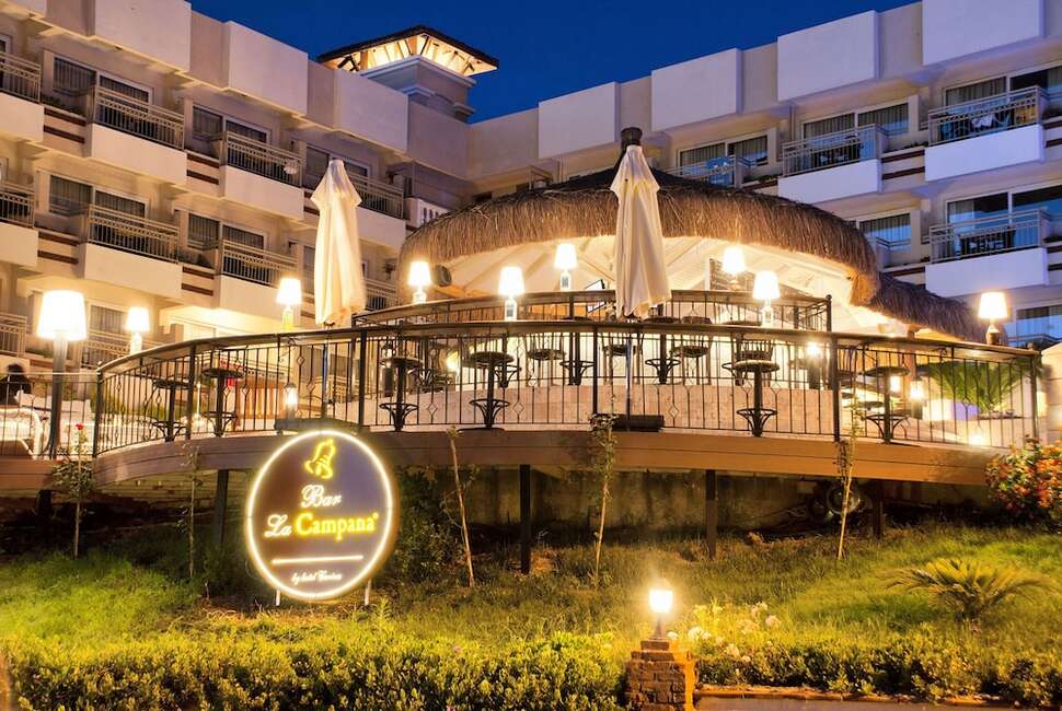 Een foto van de buitenkant van Hotel Carina