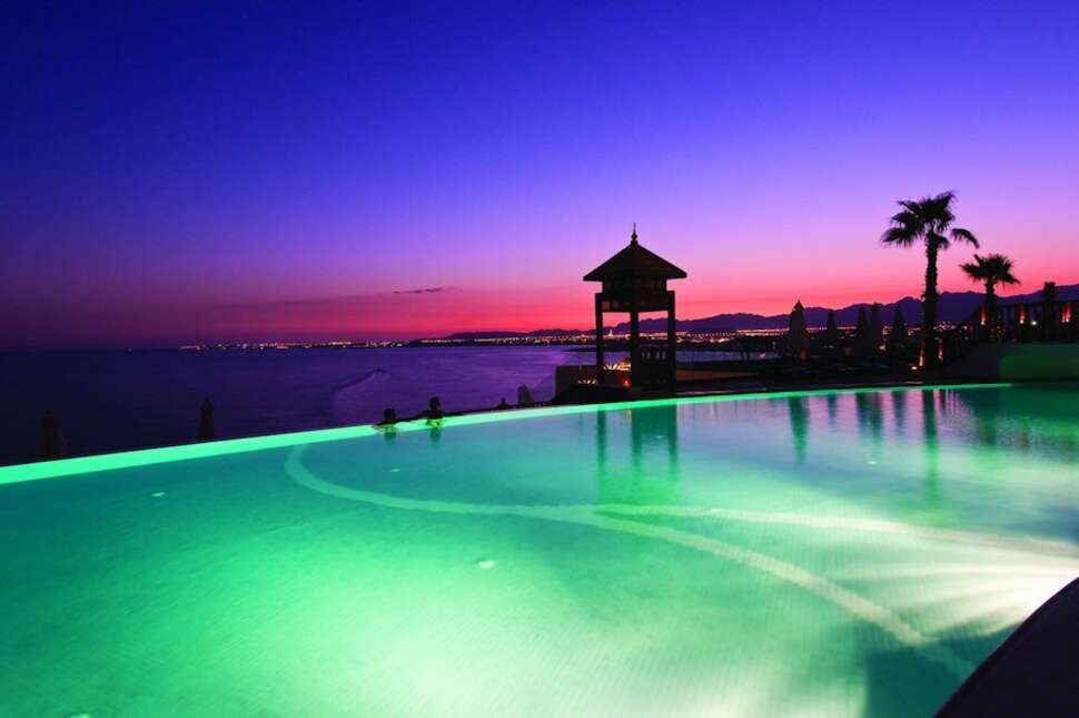 Een foto van het zwembad bij Reef Oasis Blue Bay Resort & Spa