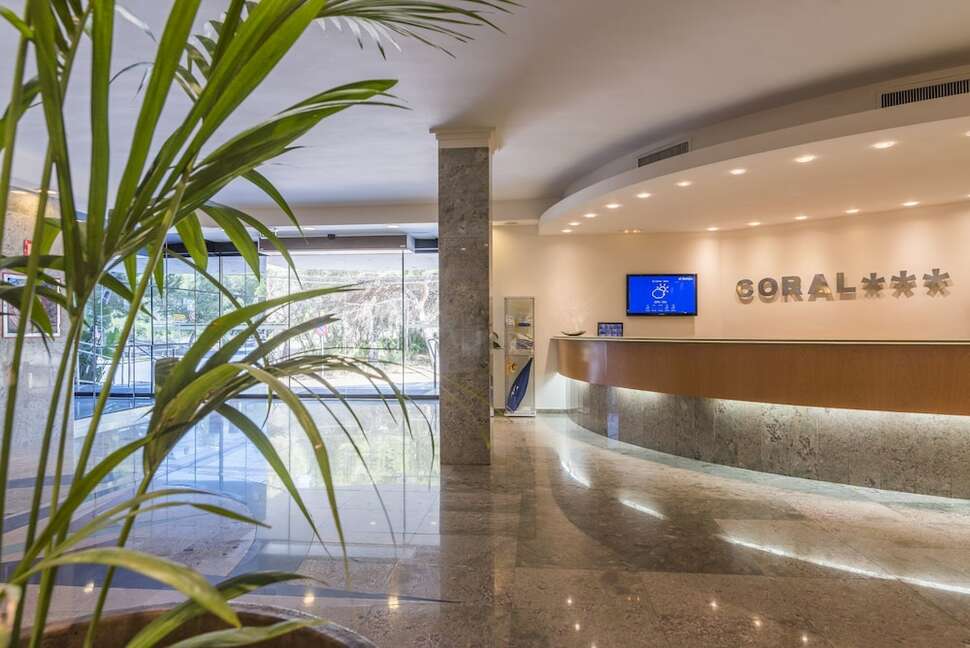 Een foto van het interieur van Blue Sea Coral Beach