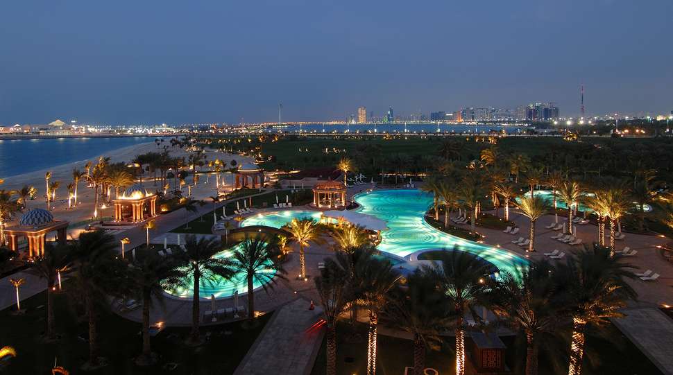 Een foto van het zwembad bij Emirates Palace Mandarin Oriental