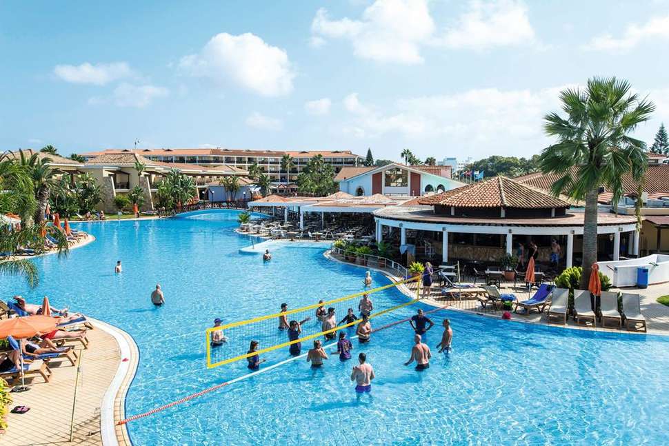 Een foto van het zwembad bij TUI Blue Atlantica Aeneas Resort