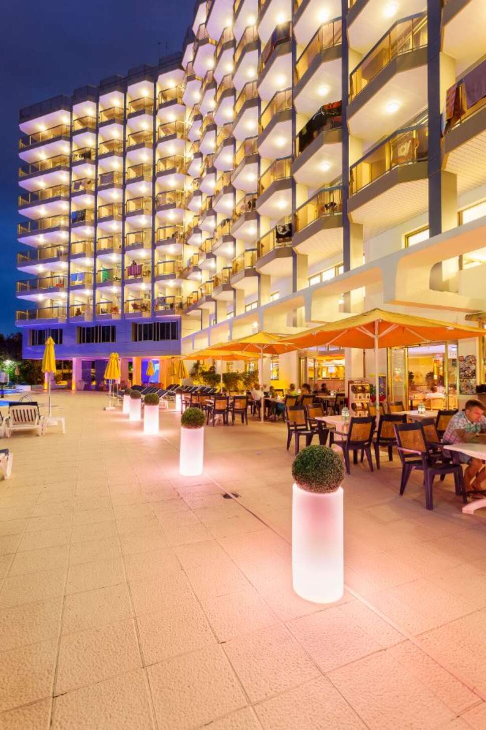 Een foto van het terras bij Hotel Beverly Park & Spa
