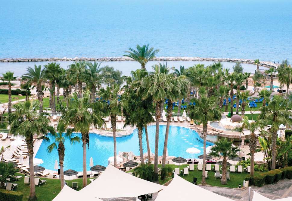 Een foto van het zwembad bij St. George Hotel Spa & Beach Resort
