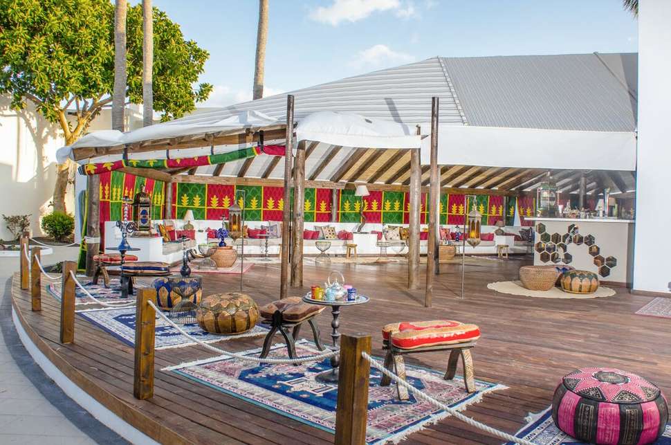 Een foto van het terras bij H10 White Suites