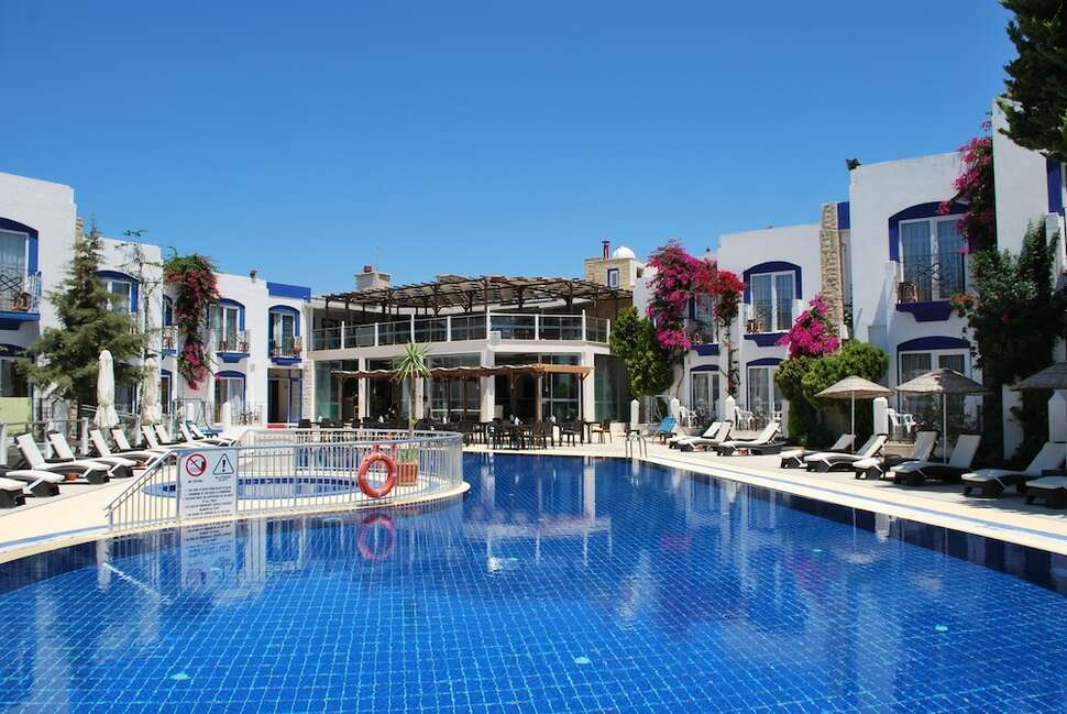 Ein Foto vom Pool im Serpina Hotel
