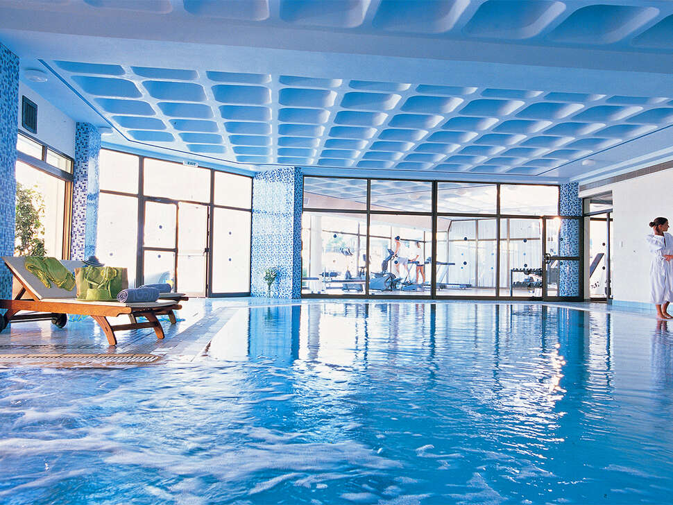 Een foto van het zwembad bij Constantinou Bros Athena Royal Beach Hotel