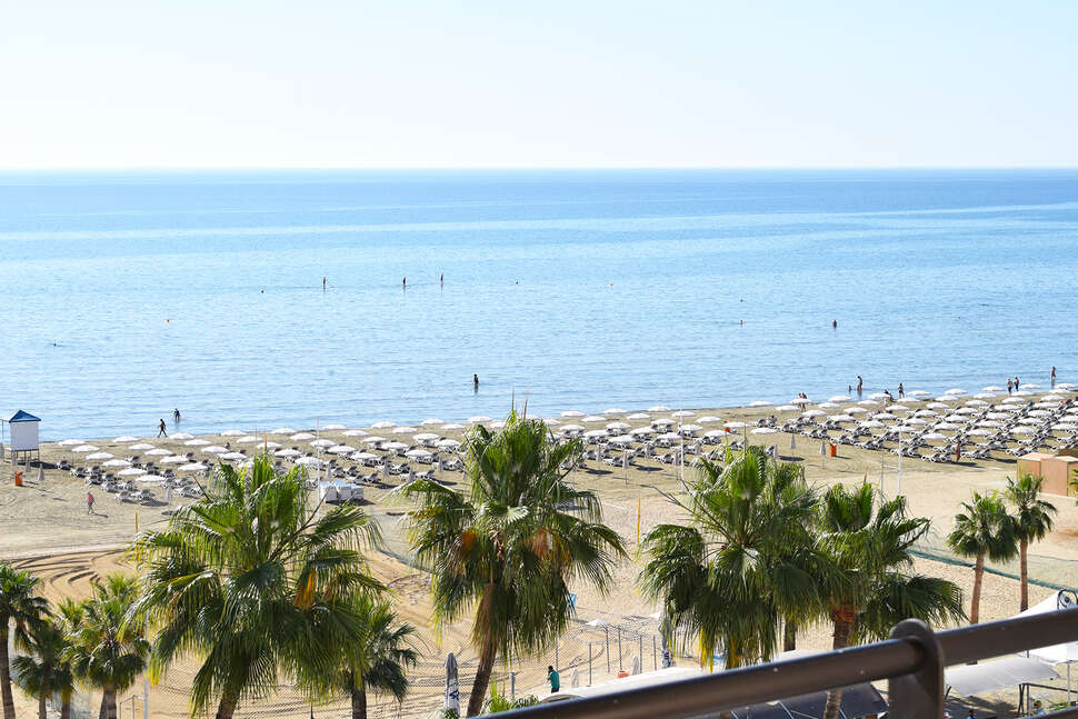 Een foto van het strand bij Sun Hall Beach Hotel & Appartementen
