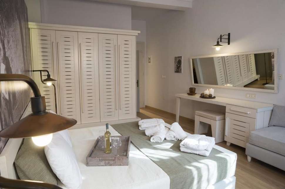 Een foto van een overzicht van Elia Daliani Suites