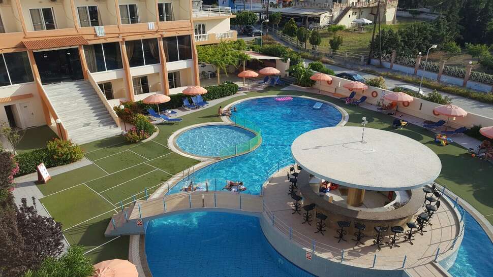 Een foto van het zwembad bij Bayside Hotel Katsaras