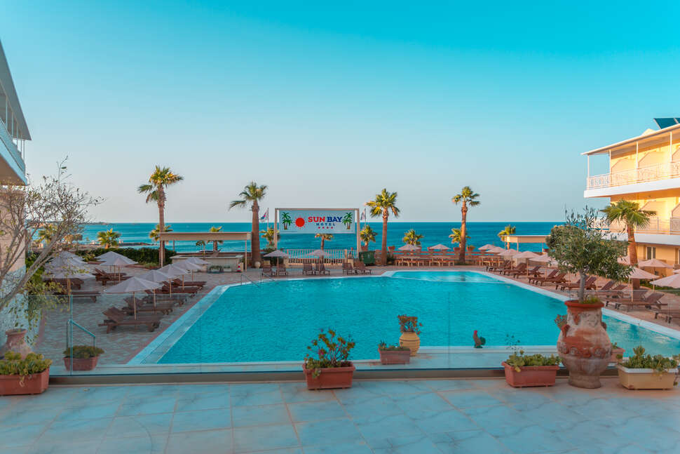 Een foto van het zwembad bij Sun Bay Hotel