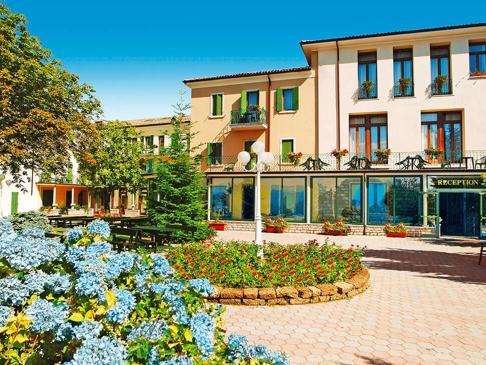 Ein Foto von der Außenansicht des Parc Hotel Jolanda