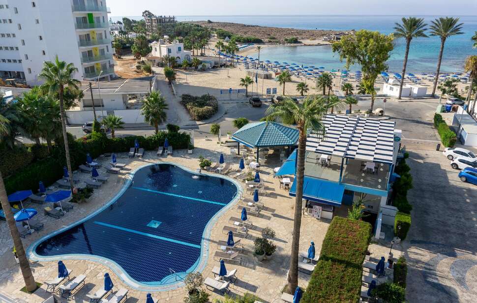 Een foto van het zwembad bij Anonymous Beach Hotel