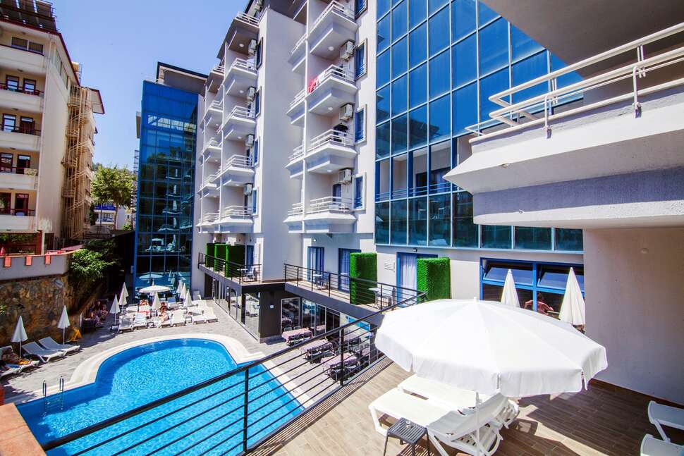 Een foto van het zwembad bij Ramira City Hotel