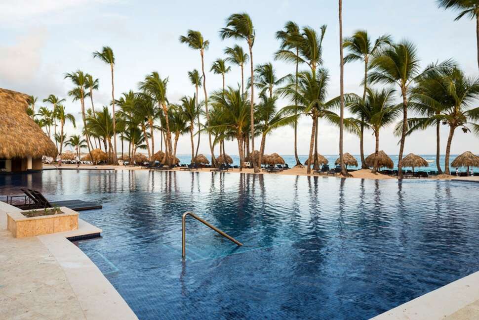 Een foto van het zwembad bij Royalton Punta Cana
