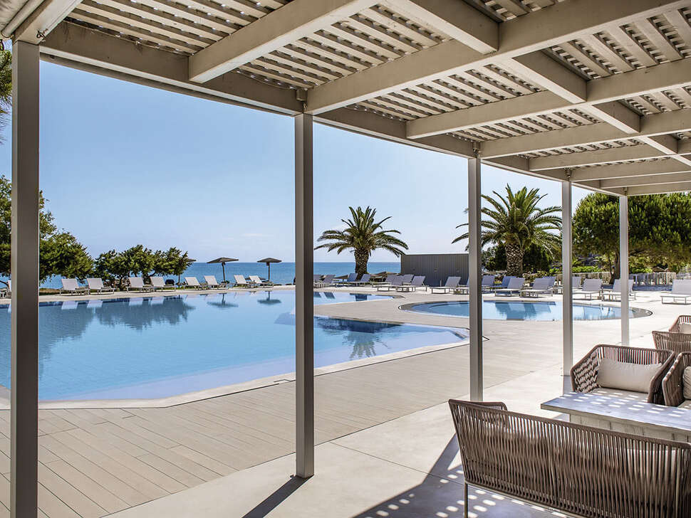 Een foto van het zwembad bij The Bay Hotel & Suites