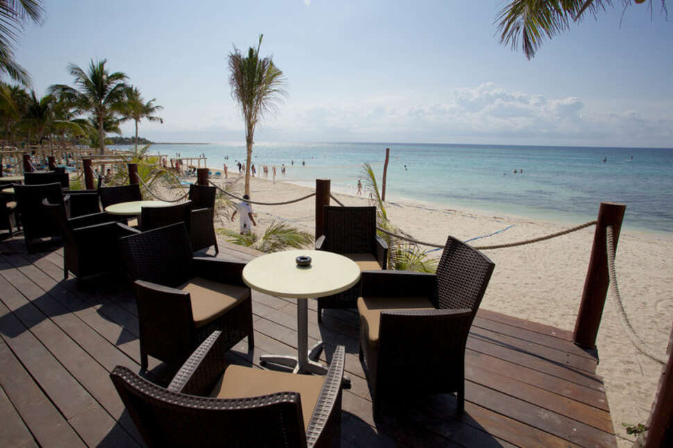 Een foto van het terras bij Akumal Bay Beach & Wellness Resort