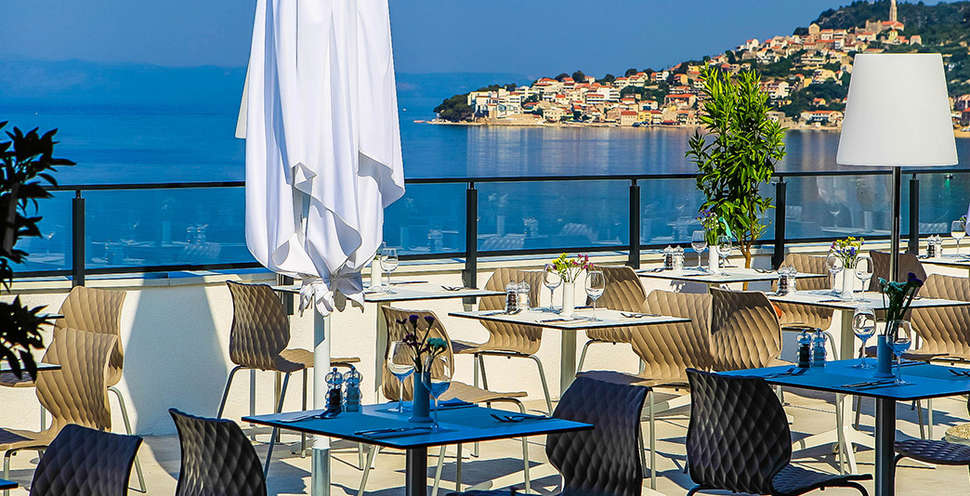 Een foto van het terras bij TUI Blue Adriatic Beach