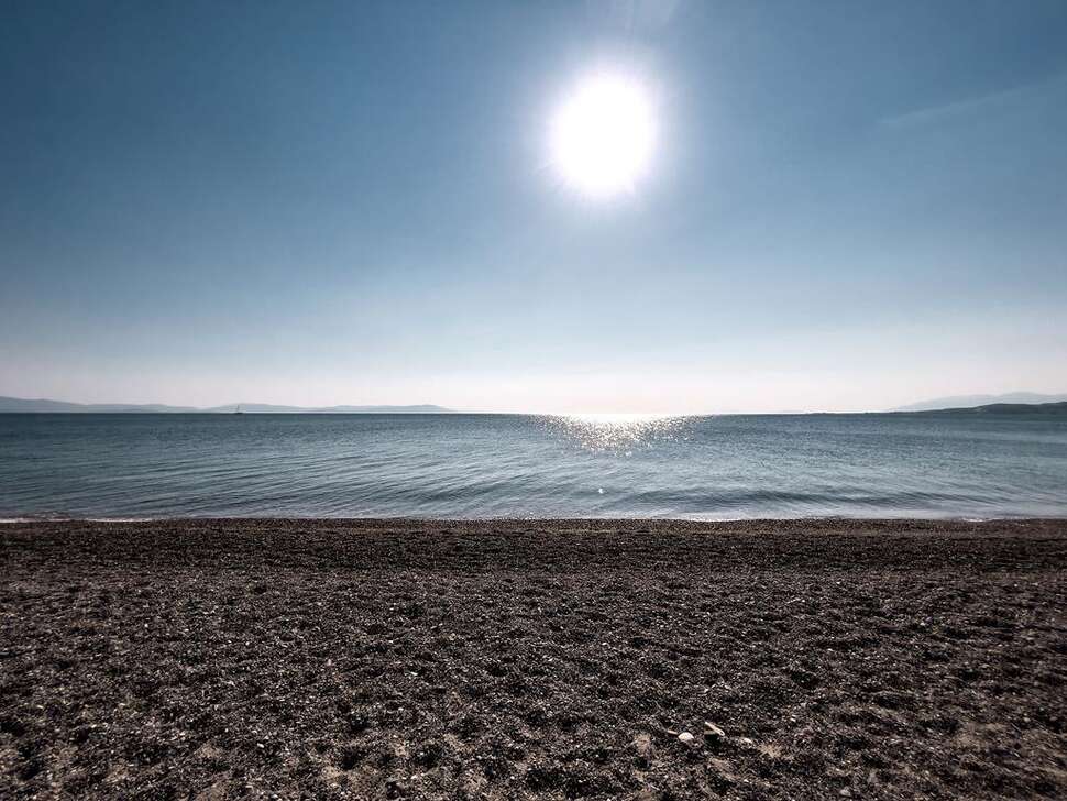 Een foto van het strand bij Theros All Suite Hotel