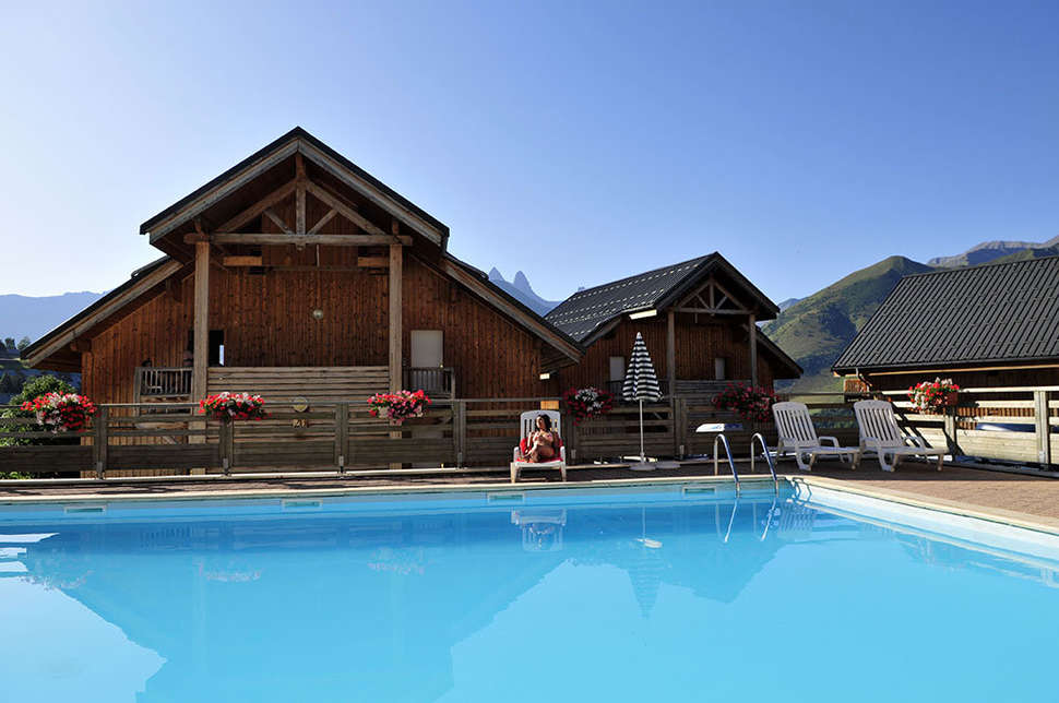 Een foto van het zwembad bij Les Chalets des Ecourt
