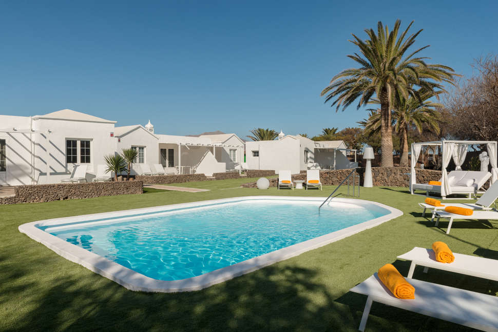 Een foto van het zwembad bij Villas Lanzasuites