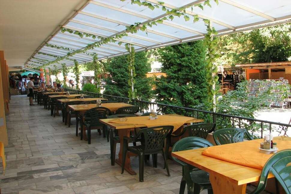 Een foto van het terras bij Hotel Kamchia Park