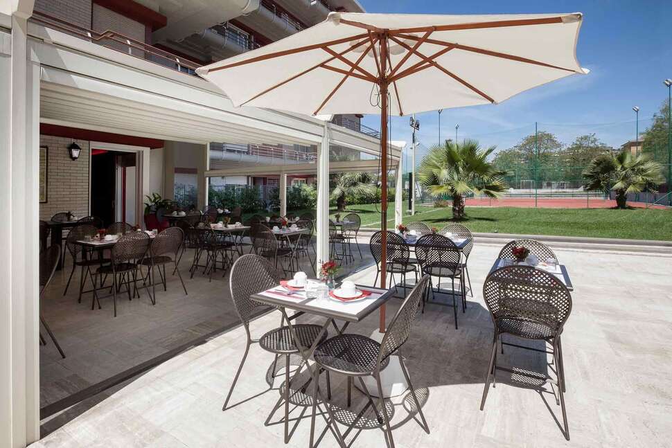 Een foto van het terras bij Aparthotel Adagio Rome Vatican