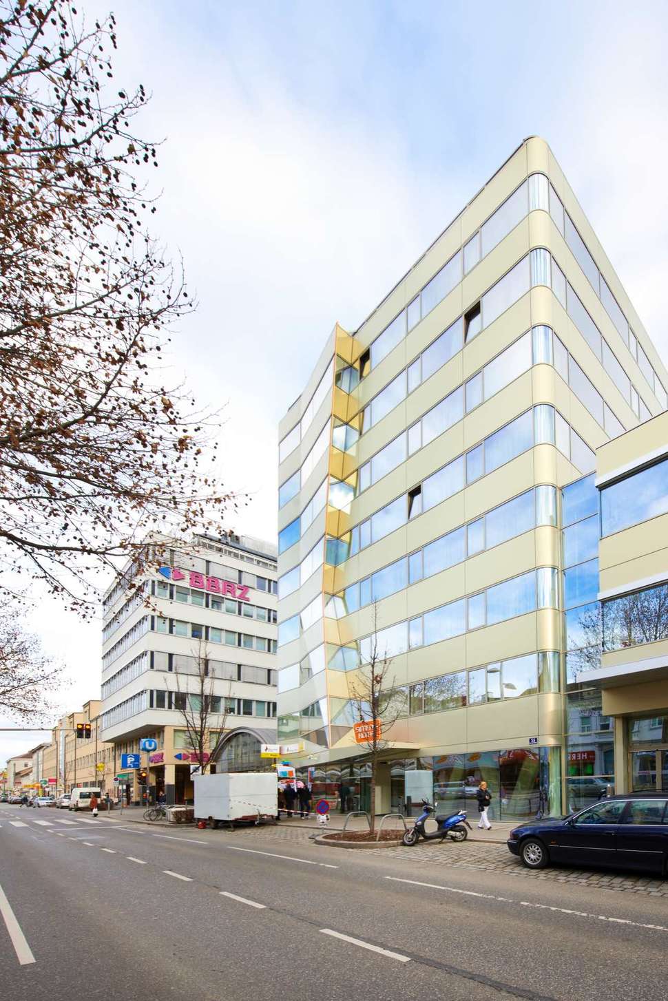 Een foto van de buitenkant van Simm's Hotel