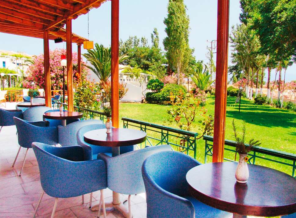 Een foto van het terras bij Hotel Aegeon