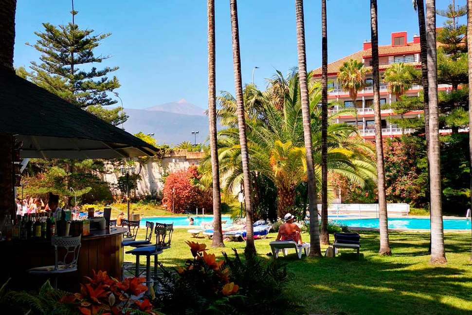 Een foto van het terras bij Coral Teide Mar