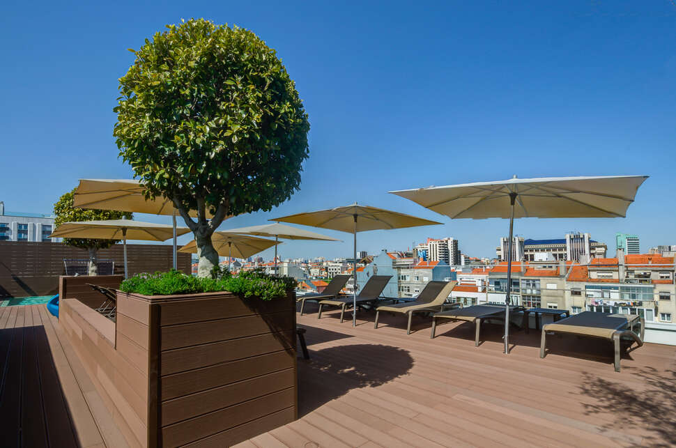 Een foto van het terras bij Jupiter Lisboa Hotel