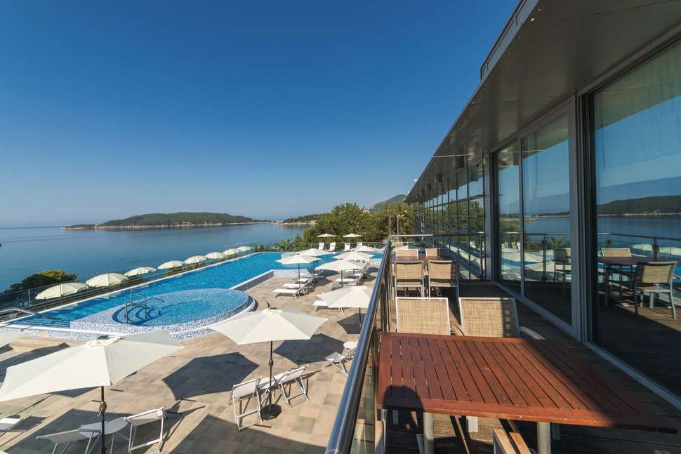 Een foto van het terras bij Eurostars Queen of Montenegro