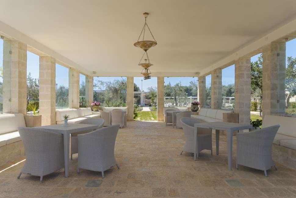 Een foto van het terras bij Masseria Torre del Diamante
