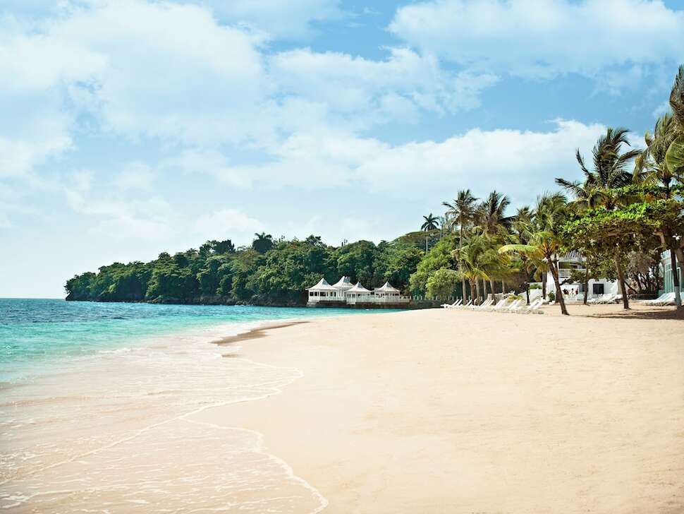 Een foto van het strand bij Couples Tower Isle
