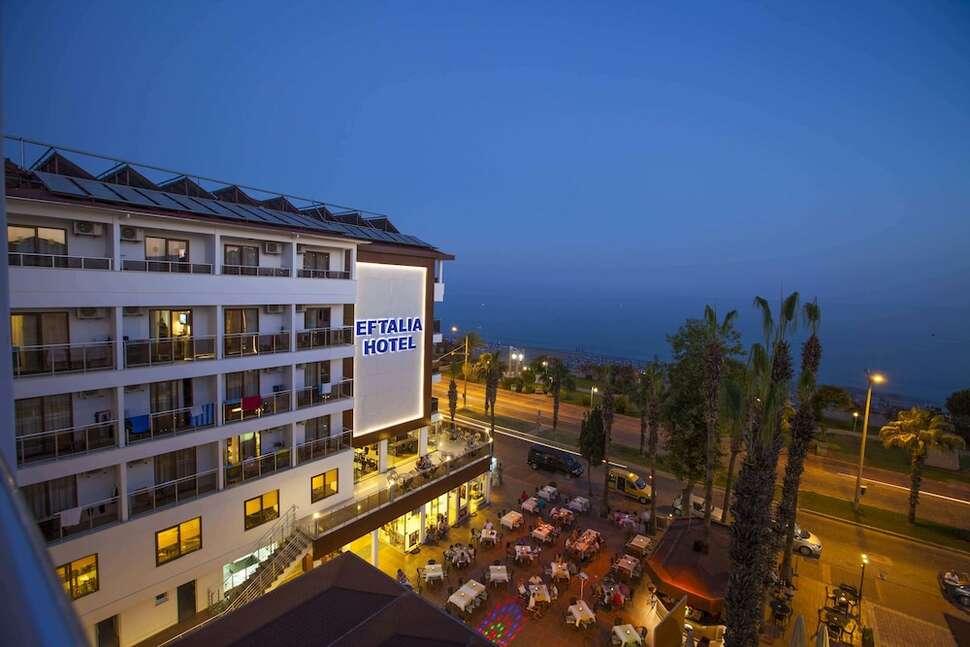 Een foto van de buitenkant van Eftalia Downtown Hotel