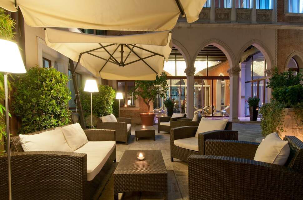 Ein Foto von der Terrasse im Sina Centurion Palace
