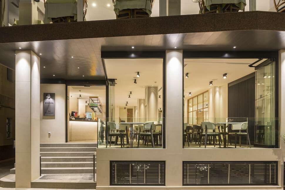 Een foto van de buitenkant van Hotel Marsol